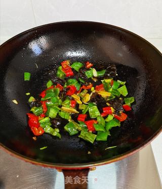 双椒炒鸡丁的做法步骤:9