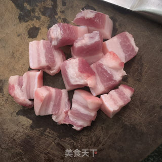 五花肉排骨焖白豆干的做法步骤：2