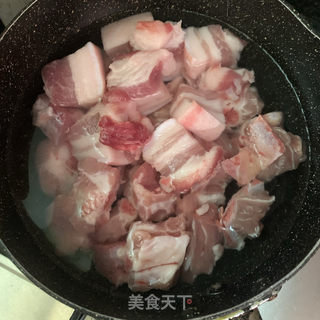 五花肉排骨焖白豆干的做法步骤：3