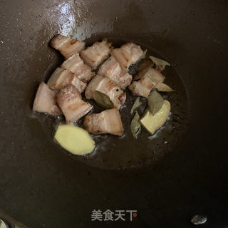 五花肉排骨焖白豆干的做法步骤：7