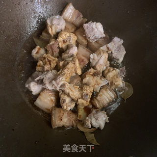 五花肉排骨焖白豆干的做法步骤：9