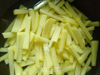 干煸土豆条的做法步骤:2