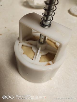 咸蛋黄豆沙月饼的做法步骤:11