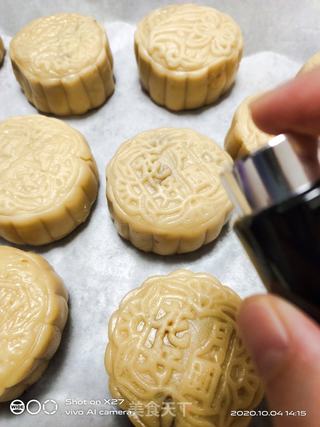 咸蛋黄豆沙月饼的做法步骤:15