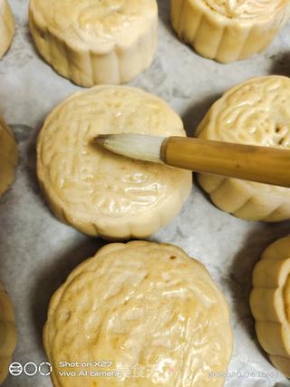 咸蛋黄豆沙月饼的做法步骤:17