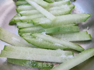 炝拌萝卜条咸菜的做法步骤:3