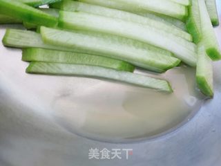 炝拌萝卜条咸菜的做法步骤:4