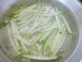 炝拌萝卜条咸菜的做法步骤:5
