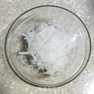 萝卜蛋丝粥的做法步骤:2