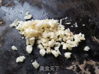 鱼饼炒苦瓜的做法步骤：4