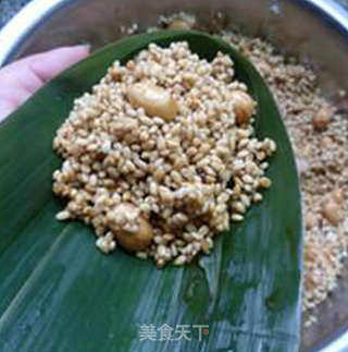 花生仁鲜肉糯米粽的做法步骤:11