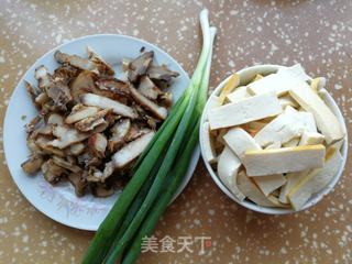 豆干炒卤肉的做法步骤：1