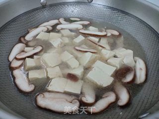 香菇瘦肉豆腐汤的做法步骤：5