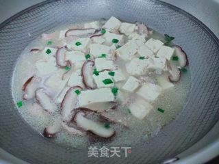 香菇瘦肉豆腐汤的做法步骤：6