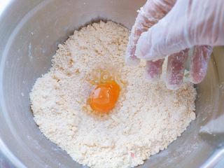 万圣节鬼脸草莓派的做法步骤:3