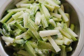 香辣萝卜条的做法步骤:3