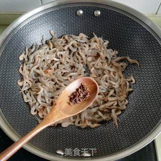 酥炸小河虾的做法步骤:2