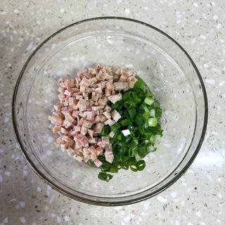 鸡蛋火腿煎饼 的做法步骤：3