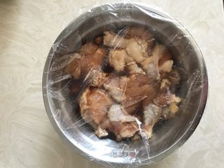 家庭版烤鸡腿的做法步骤：1