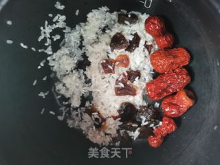 桂圆红枣粥的做法步骤：1