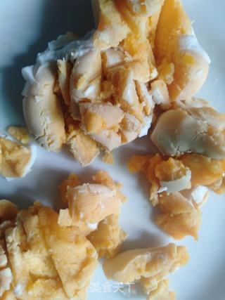 咸蛋黄炖豆腐的做法步骤:2