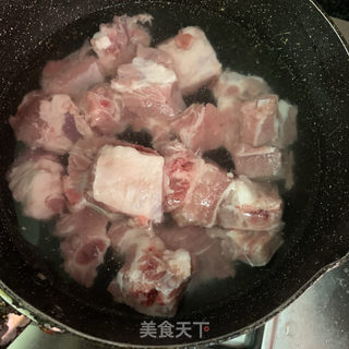 红烧排骨卤蛋的做法步骤：1