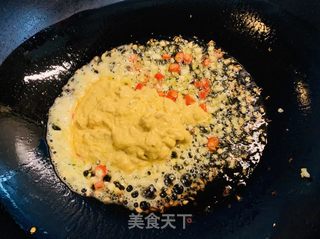 火麻油咸鸭蛋黄炒苦瓜的做法步骤：5