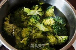 白菜汁宽汤面片的做法步骤:3