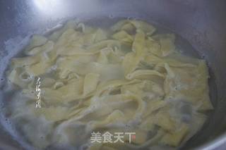 白菜汁宽汤面片的做法步骤:8