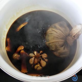 卤猪蹄的做法步骤:11