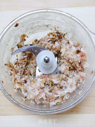 白菜肉馅饺子的做法步骤:2