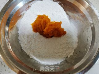 南瓜糯米饼的做法步骤:2