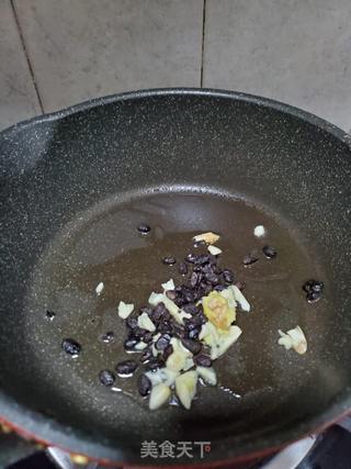 豆鼓焖鱿魚仔的做法步骤：2