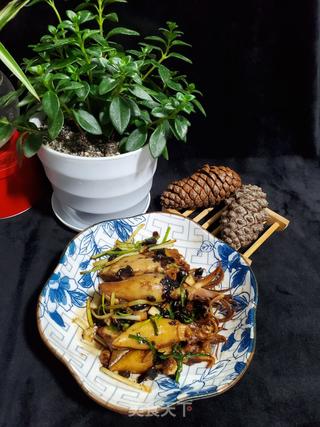 豆鼓焖鱿魚仔的做法步骤：6