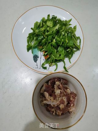 青椒炒肉丝的做法步骤：1