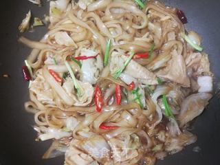 白菜炖土豆宽粉的做法步骤:13
