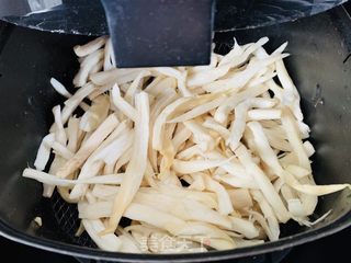 火麻仁干煸杏鲍菇的做法步骤：2