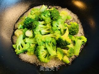 火麻油百合拌西兰花的做法步骤：2