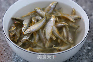 香辣毛豆米炒小鱼干的做法步骤:2