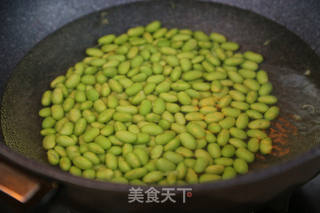 香辣毛豆米炒小鱼干的做法步骤:4
