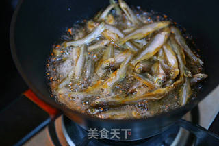 香辣毛豆米炒小鱼干的做法步骤:8