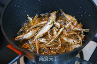 香辣毛豆米炒小鱼干的做法步骤:9