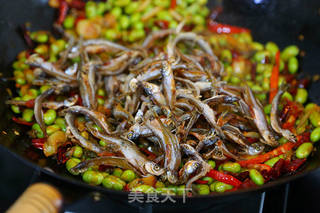香辣毛豆米炒小鱼干的做法步骤:17