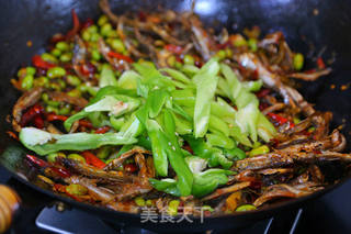 香辣毛豆米炒小鱼干的做法步骤:21