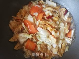 胡萝卜白菜烩豆腐皮的做法步骤：9