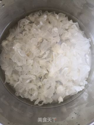 百合枸杞银耳羹的做法步骤:3