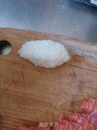 手握三文鱼寿司的做法步骤:6