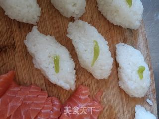 手握三文鱼寿司的做法步骤:7