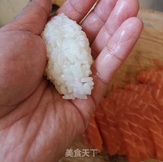 手握三文鱼寿司的做法步骤:5