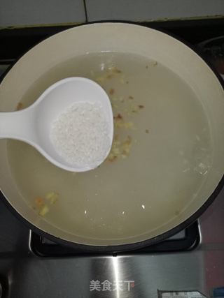 西蓝花巴沙鱼片粥的做法步骤:2